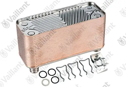 Wärmetauscher von Vaillant mit mehreren Platten, versehen mit Anschlussstutzen und Montagezubehör wie O-Ringen und Halteclips.